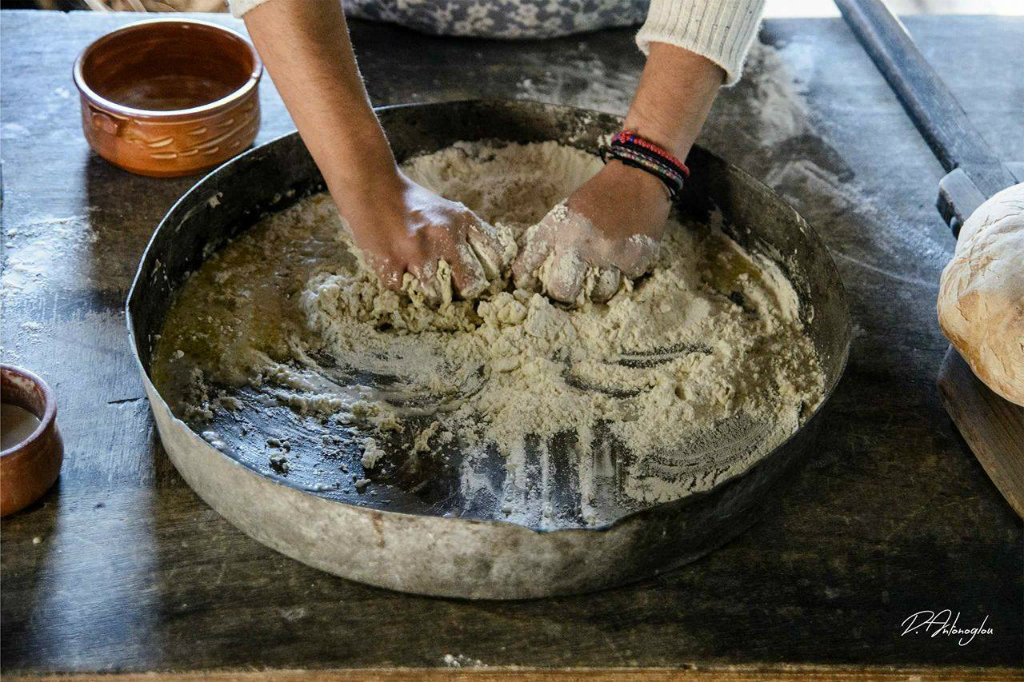 Χωριάτικο ψωμί στον παραδοσιακό ξυλόφουρνο της Βολισσού-χωριάτικο ψωμί-χίος-βολισσός-φούρνος